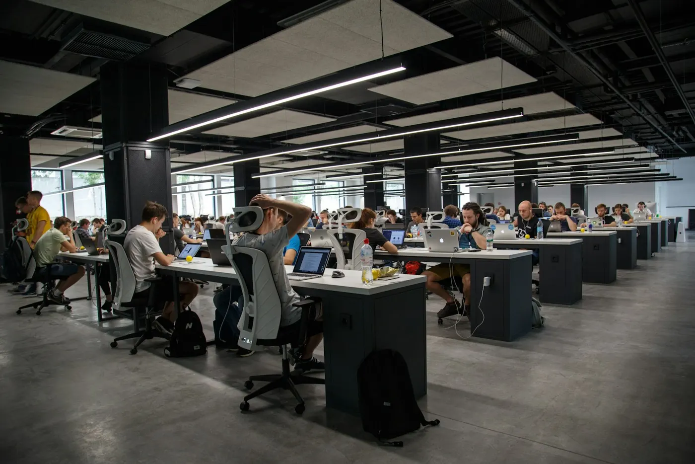 Escritório com mesas, cadeiras e computadores, bens móveis contados no levantamento patrimonial