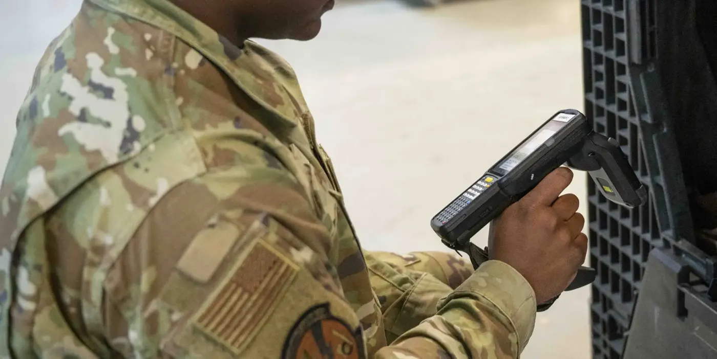 Operador usando coletor RFID portátil para inventariar itens